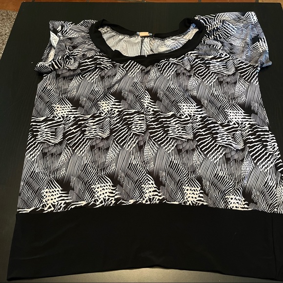Black & White Patten Short Sleeve Polyester Top with Banded Bottom, Size 3X - Picture 1 of 4
